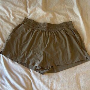 Athleta Weekender Mid Rise 3" Run Short size small